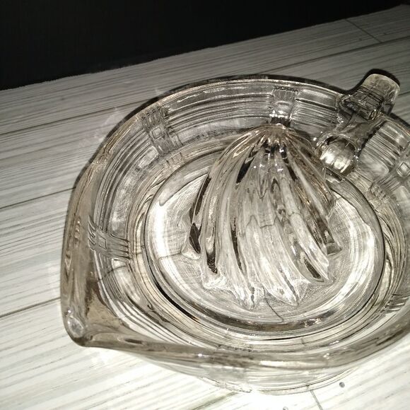 Vintage Glass Lemon Orange Citrus Juice Maker Squeezer Hand Juicer with Handle - Picture 3 of 8